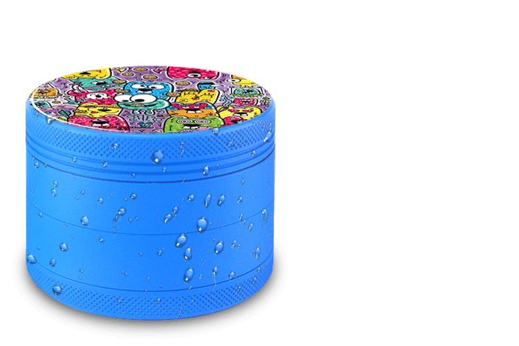 Candy Blue Giyotin Grinder with water drops on the stain-resistant ceramic surface. On the Top part there is a cool cartoon street art desgin by Angry Koalas and HKDN.