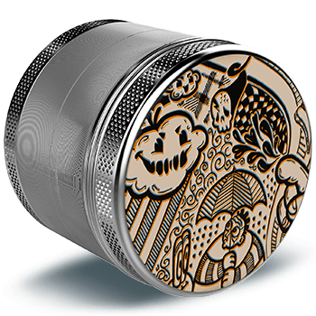 4 Piece Flight Aluminium Weed Grinder in Space Grey. This grinder has a cool and light psychoactive comic artwork by Michael Henderson and a size of ø 2.5 inch | 63 mm. The herb grinder stands in a side perspective and you can see the steel shine of the anodised aircraft aluminum.